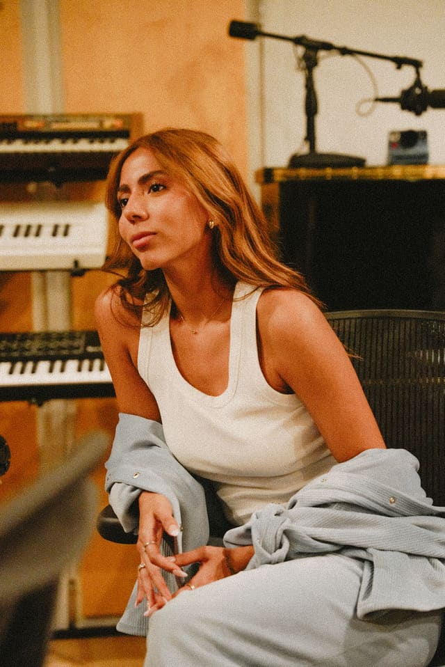 Naomi V · En el estudio, con los teclados detrás
