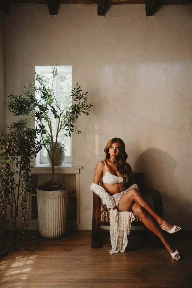 Naomi V · Sentada junto a una ventana, en una sala cálida