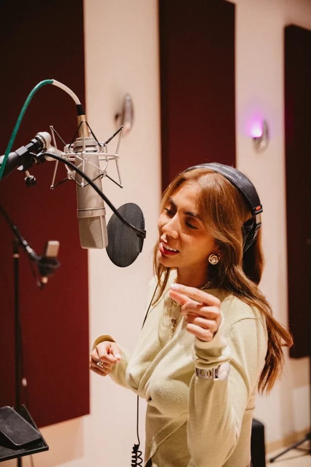 Naomi V · Cantando frente al micrófono en la cabina
