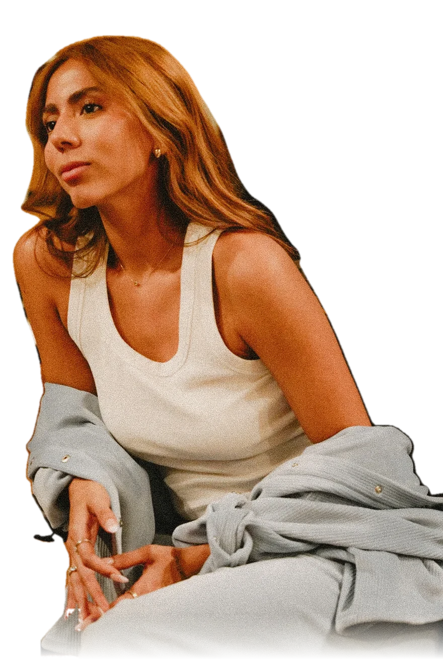 Naomi V sentada en un estudio de grabación, mirando hacia un lado